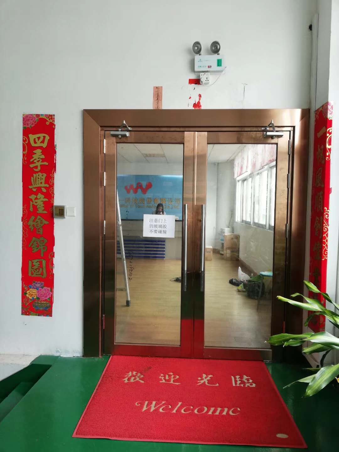 盐田黑钛金玻璃防火门